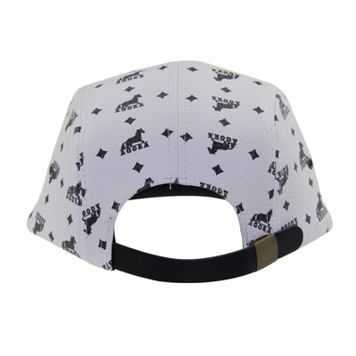 Drukowany PU 5 Panel Camp Hat z logo metalowej odznaki i pasku ze skóry