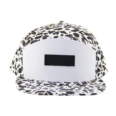 Mody Allover Druk 5 Panel Kapelusze obozowe Z skórzanym płatkiem Embossed Logo Na przedniej stronie